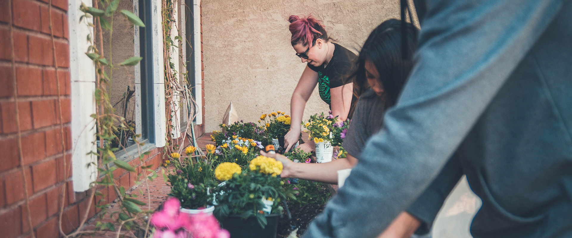 The best side hustles to fund your travels as you go: monetize your free time