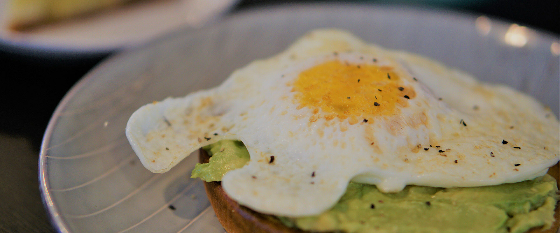 Cheap Meal Hostel: avocado and eggs