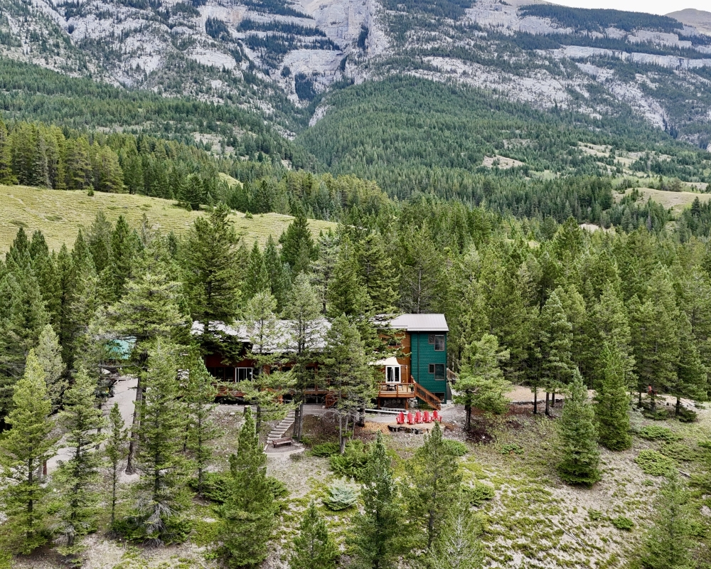 Exterior HI Canmore Summer