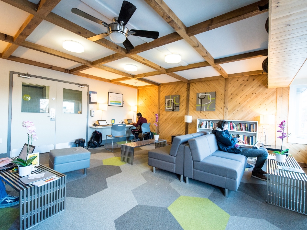 HI Calgary Hostel Coworking Room Library