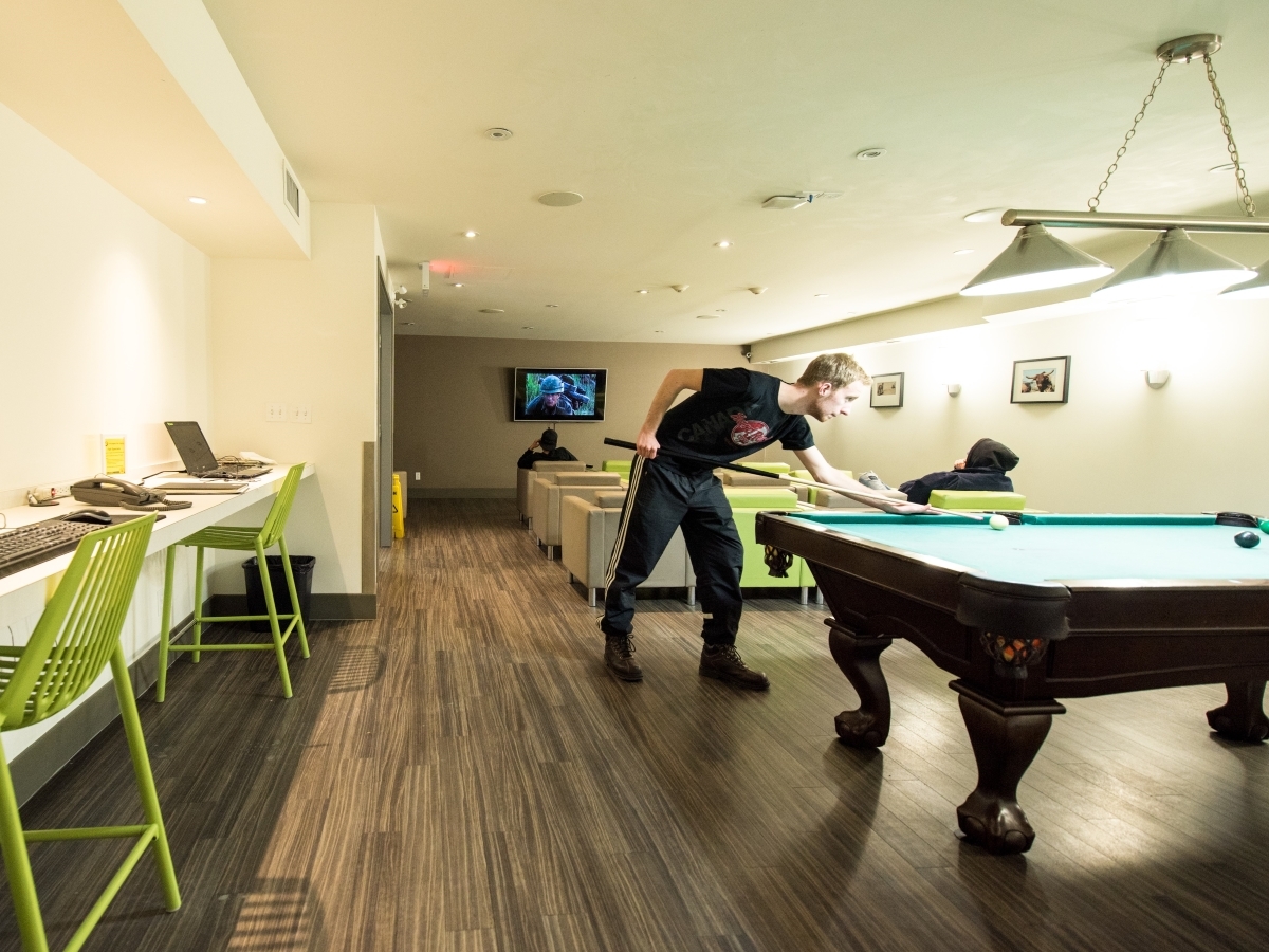 HI Calgary Hostel Lounge