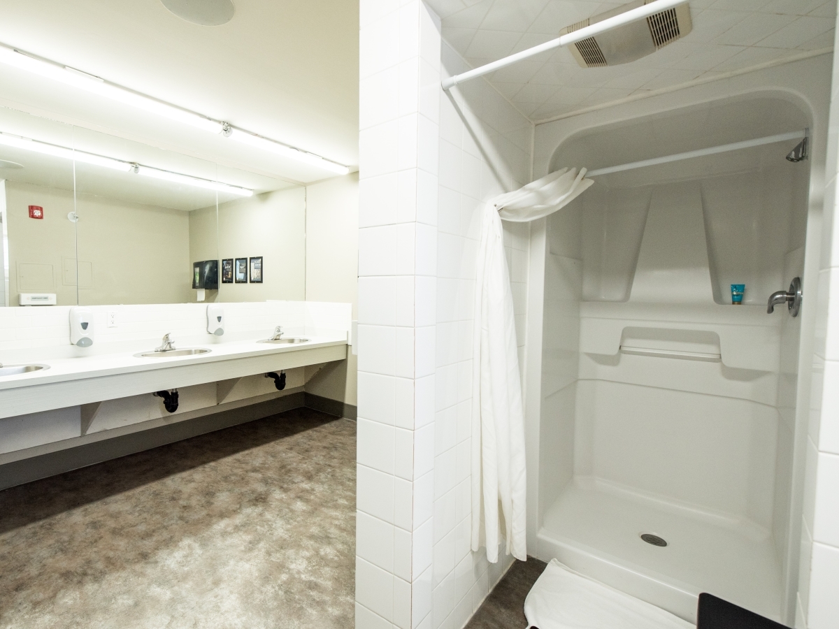 HI Calgary Hostel Womens Common Washroom