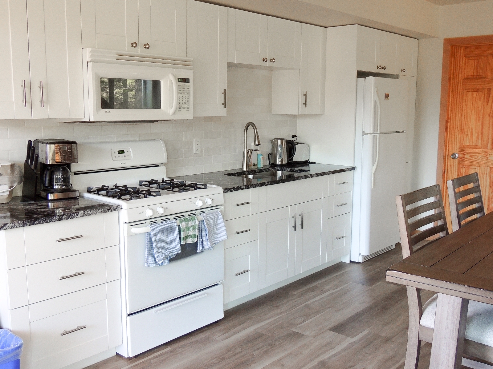 HI Canmore Boswell Kitchen