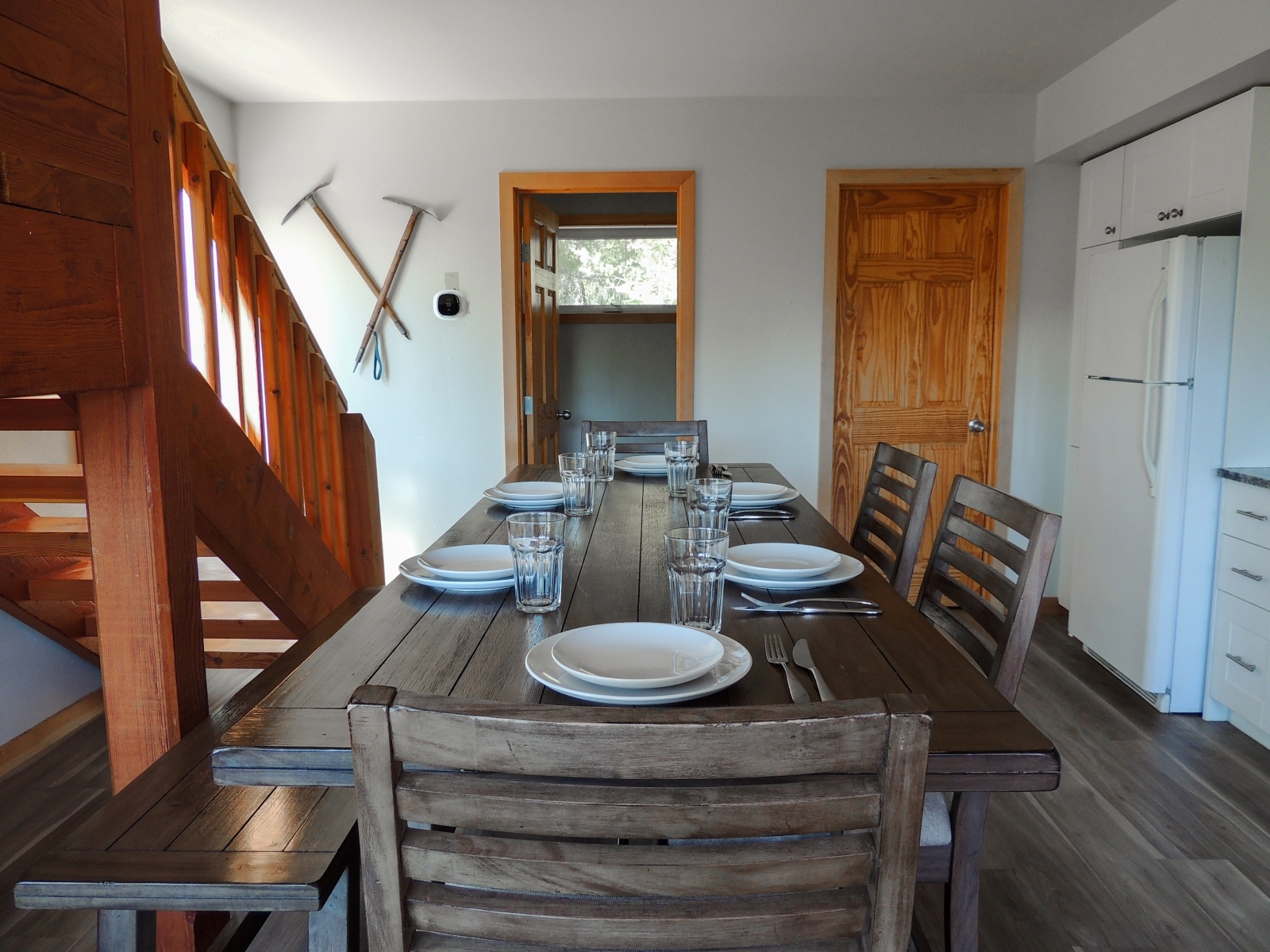 HI Canmore Boswell dining space