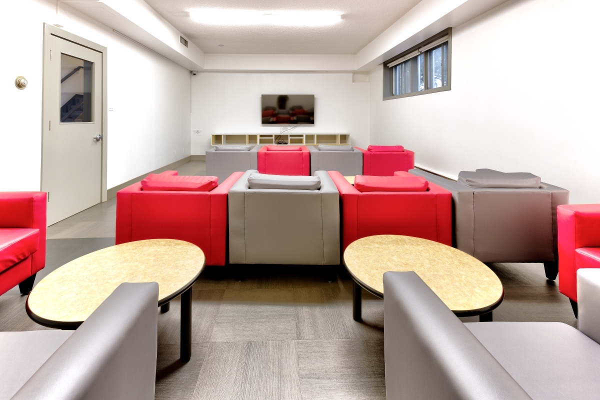 HI Edmonton TV Room Lounge 2
