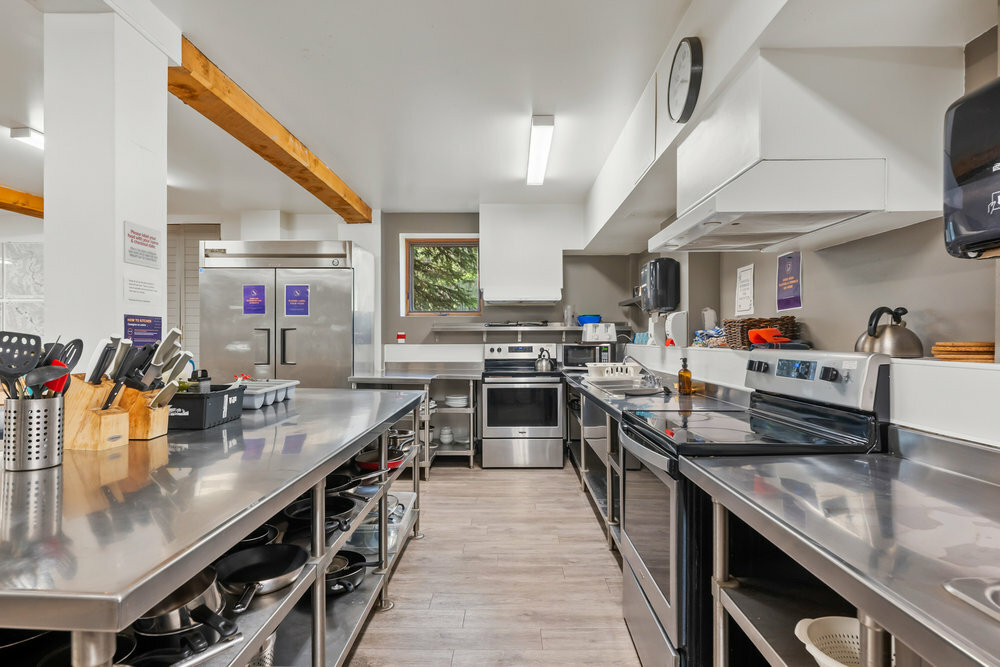 HI Lakelouise 2025 main kitchen2