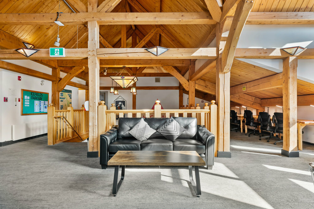 HI Lakelouise 2025 secondary main lounge 3