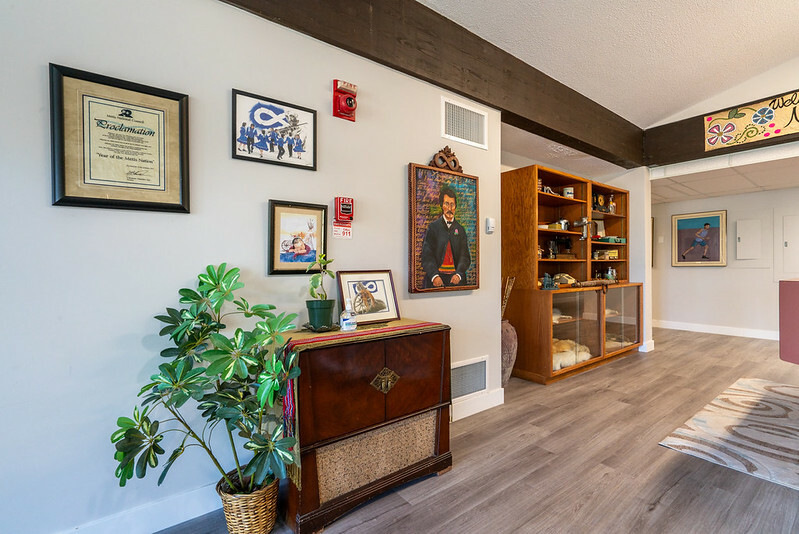 HI Smoky Lake Lobby 2