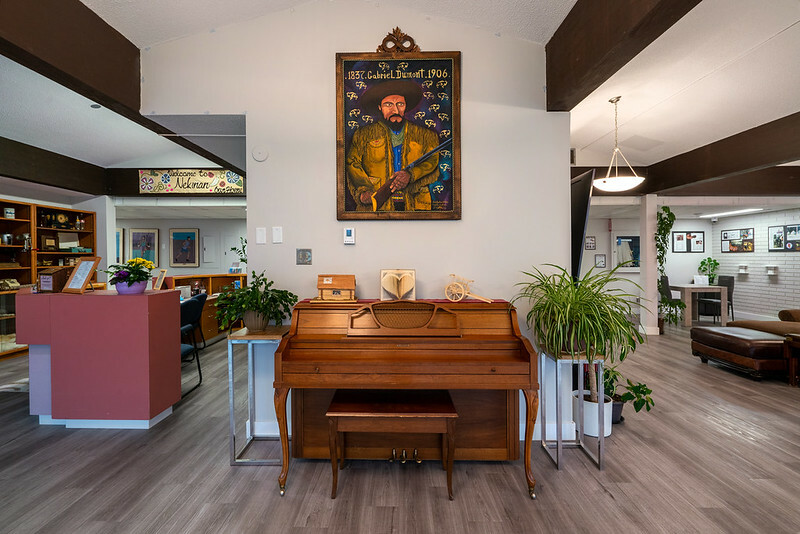 HI Smoky Lake Lobby 3