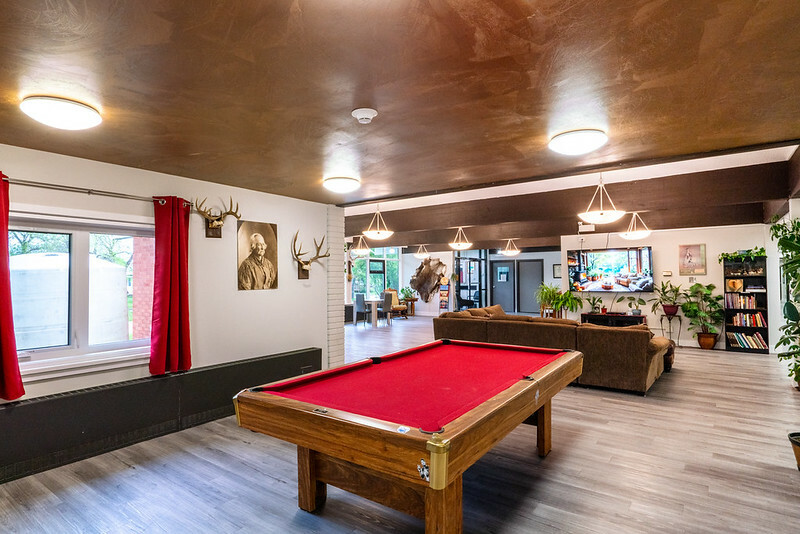 HI Smoky Lake Pool table