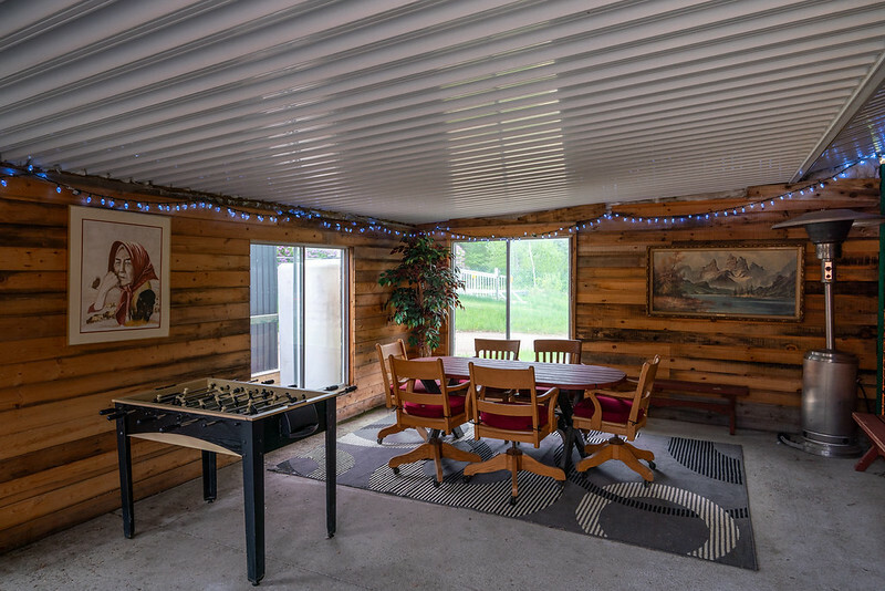 HI Smoky Lake entertainment room