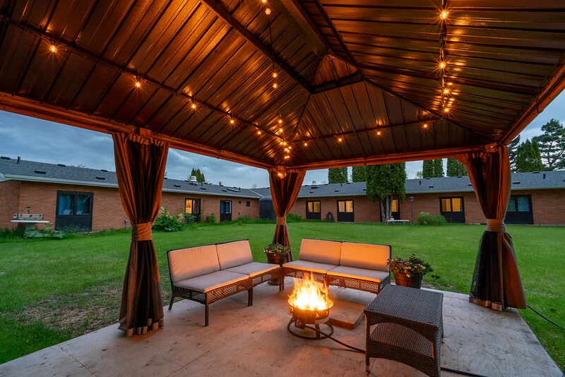 HI Smoky Lake outdoor patio