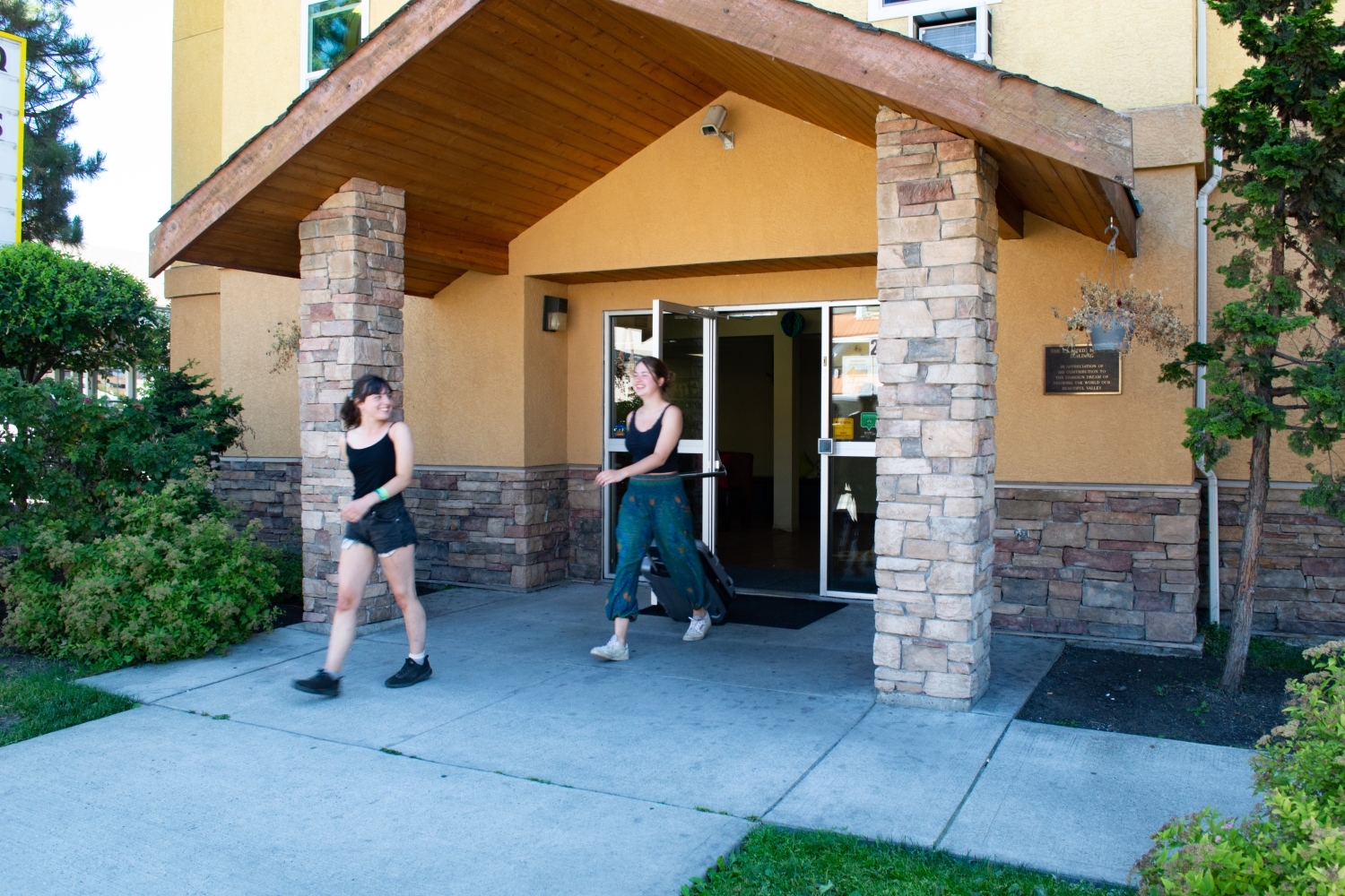 HI Kelowna Exterior Entrance