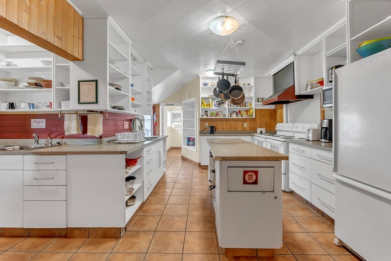 HI Penticton 2025 kitchen2