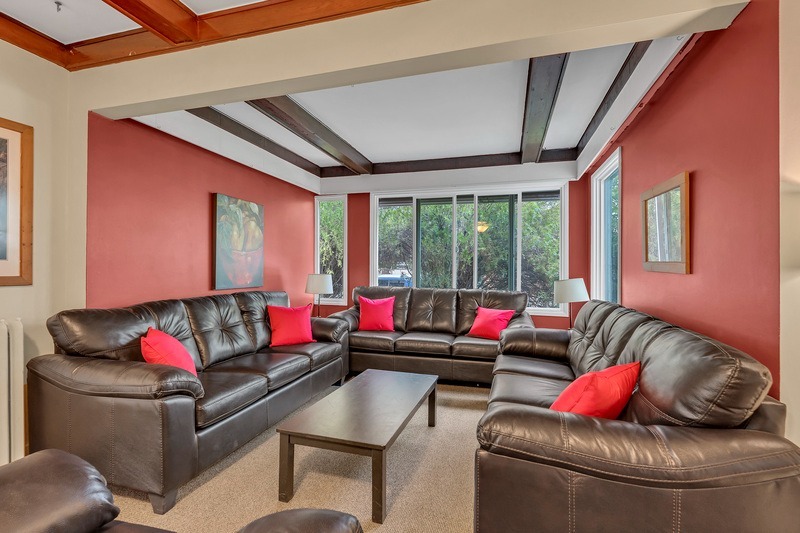 HI Penticton 2025 living room1