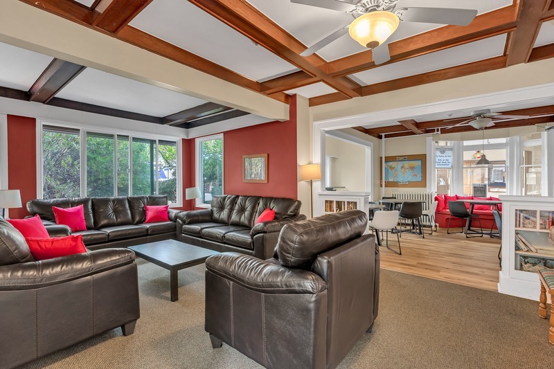 HI Penticton 2025 livingroom2