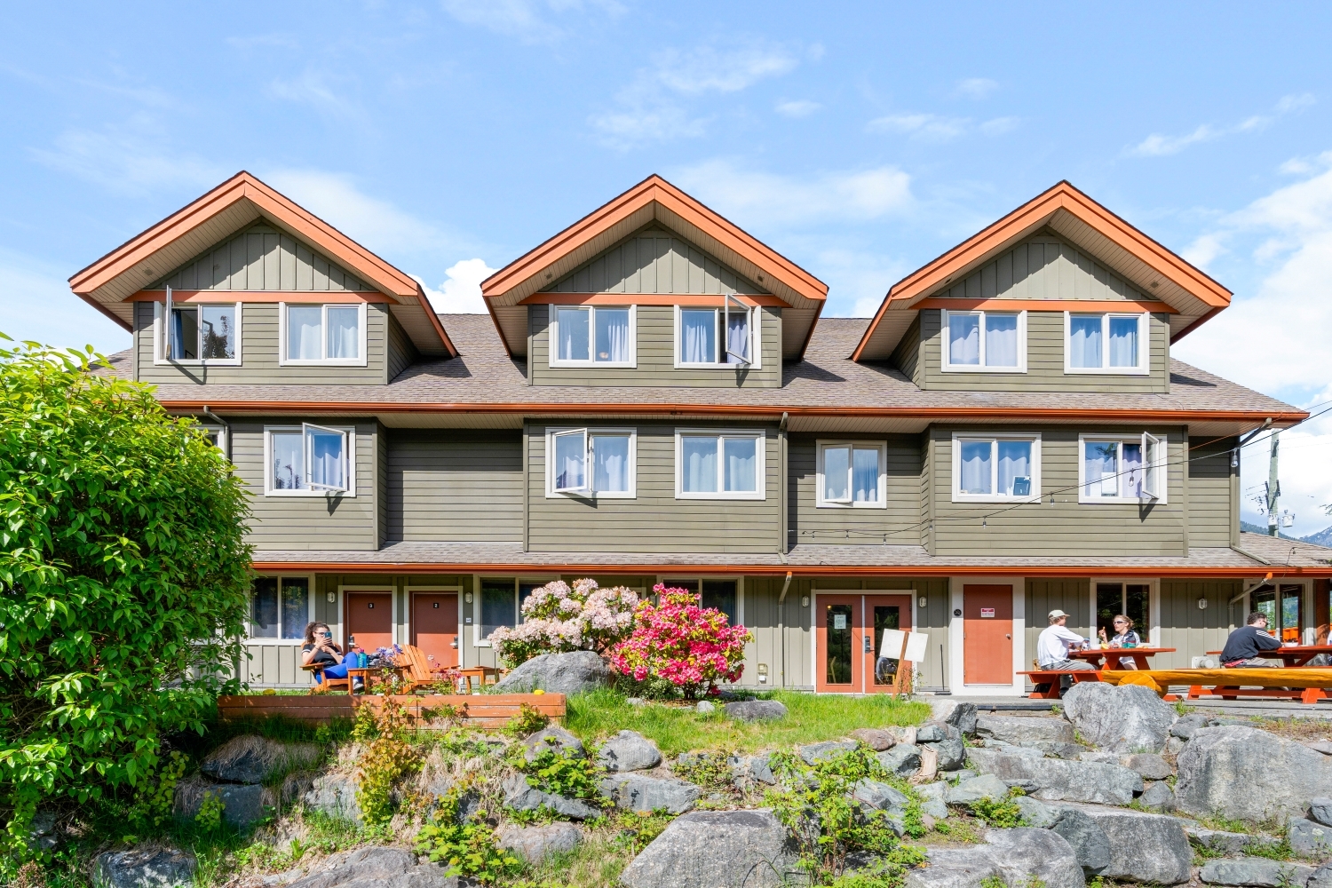 Squamish Summer Exterior Hostel
