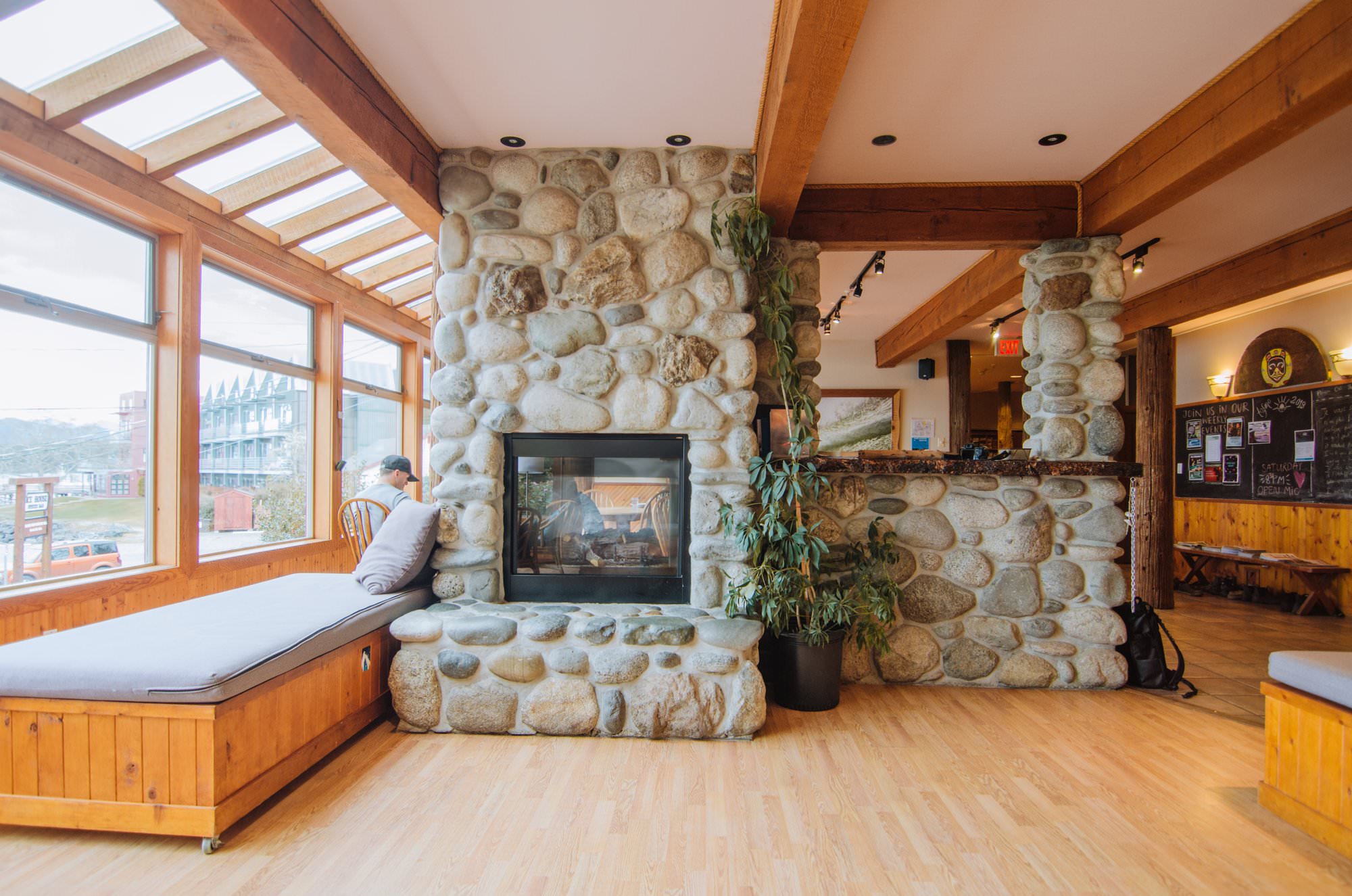 Hi Tofino Lounge 01