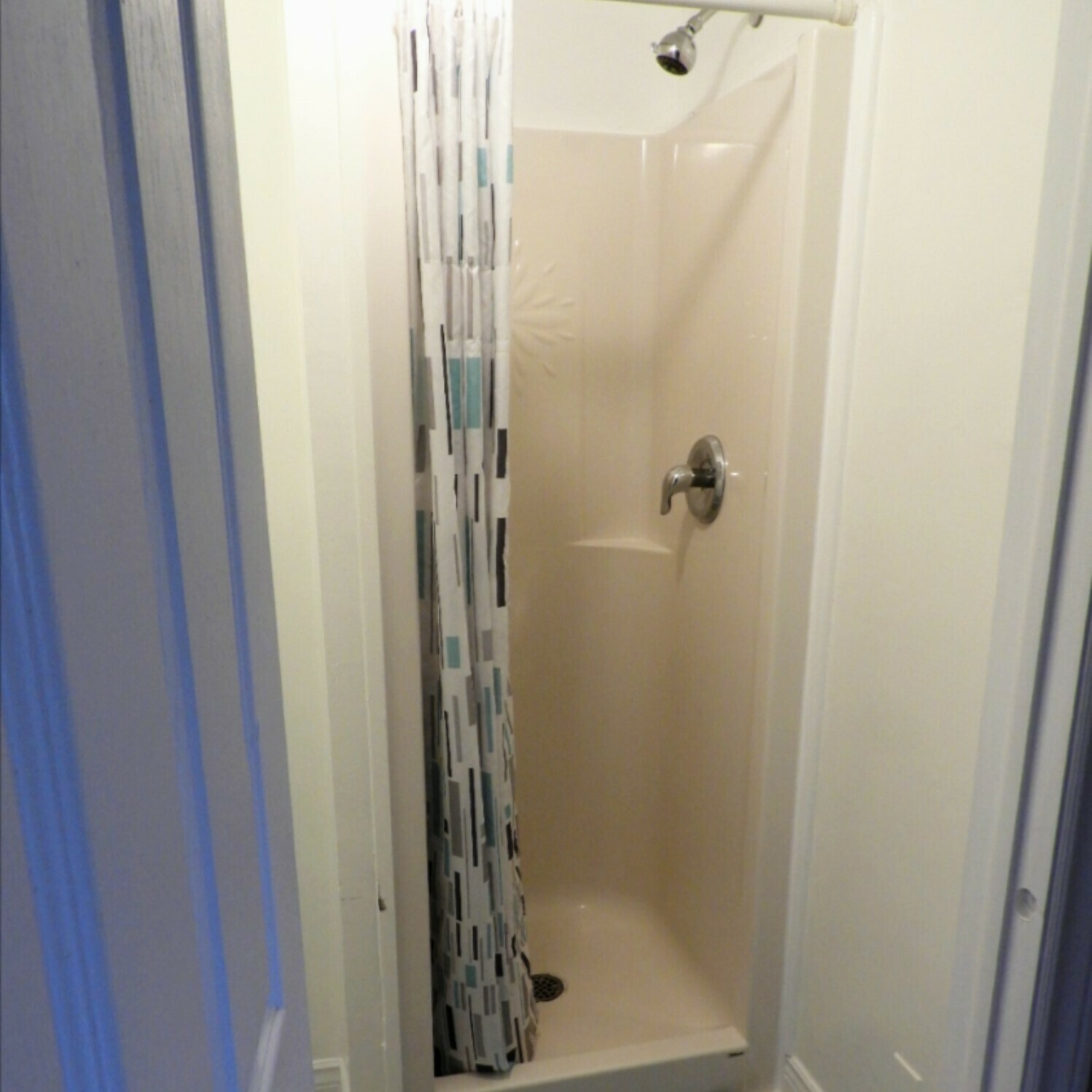 HI St John private room shower